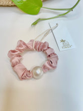 Load image into Gallery viewer, Pearl elastic scrunchie
