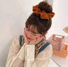 Load image into Gallery viewer, Maxi oversized SCRUNCHIE
